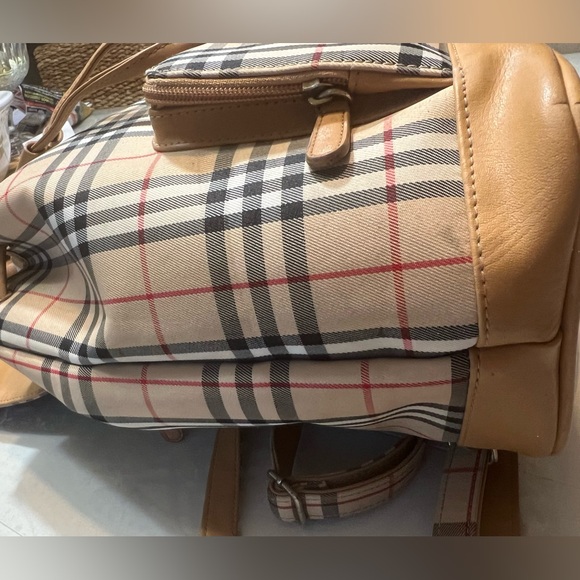 🔥 Stunning Burberry Check Backpack - Iconic Style & Luxury! 🔥 - Picture 6 of 13